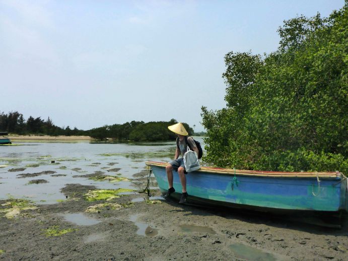 Das Bild ist im Forschungsprojekt ECOLOC im Rahmen der deutsch-chinesischen Zusammenarbeit mit China in Changqi entstanden. Die wissenschaftlich-technische Zusammenarbeit mit China auf dem Gebiet der Meeresforschung besteht seit 1986. Chinesischer Partner des BMBF ist die "State Oceanic Administration" (SOA). Deutschland und China haben seitdem eine enge Zusammenarbeit auf dem Gebiet der Meeresforschung aufgebaut. Gefördert werden unter anderem Forschungsprojekte, die sich mit Auswirkungen der Umweltveränderungen auf tropische marine Ökosysteme, Land-Meer-Wechselwirkungen und Küstendynamik sowie mit der Beobachtung und Modellierung ozeanischer Prozesse auf verschiedenen Skalen befassen.