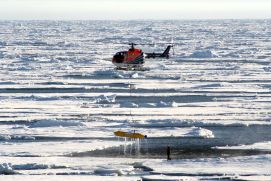 Bergung des autonomen Unterwasserfahrzeuges (AUV) Paul mit dem Helikopter aus dem Treibeis nach einem Untereis-Tauchgang.