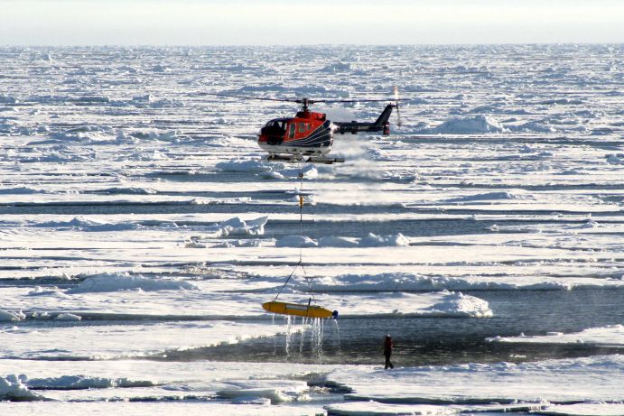 Bergung des autonomen Unterwasserfahrzeuges (AUV) Paul mit dem Helikopter aus dem Treibeis nach einem Untereis-Tauchgang. Bergung des autonomen Unterwasserfahrzeuges (AUV) Paul mit dem Helikopter aus dem Treibeis nach einem Untereis-Tauchgang.