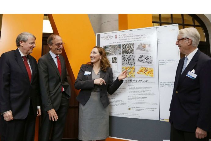 Pressefoto 2. Symposium Nachhaltigkeit in der Wissenschaft (SISI)
Vlnr.: Jörg Hacker, Leopoldina; Karl Eugen Huthmacher, Abteilungsleiter im Bundesministerium für Bildung und Forschung (BMBF); Sandy-Cheril Manton, Eberhard-Karls-Universität Tübingen und Ernst Theodor Rietschel, Berliner Institut für Gesundheitsforschung