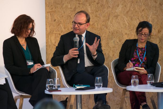 Nicole Wilke (BMUB), Ottmar Edenhofer (PIK) und H.E. Janine Felson (Permanent Mission of Belize to the United Nations auf dem BMBF-Side Event "Global Stocktake: Information from science" auf dem deutschen Pavillon (COP 23, Bonn)