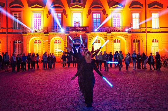 Mit einer farbenfrohen Mischung aus Forschung und Kultur präsentiert sich die Bonner Wissenschaftsnacht alle zwei Jahre in und um das Hauptgebäude der Universität Bonn. Besucherinnen und Besucher haben bei der Bonner Nacht der Wissenschaft die Gelegenheit, alles über das Forschungsschiff SONNE zu erfahren. In einem Quiz können sie ihr Wissen unter Beweis stellen.
