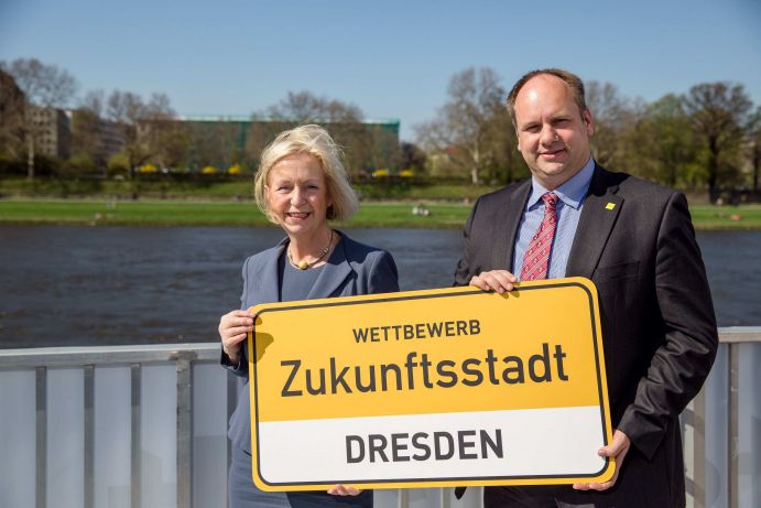 Große Freude bei Dresdens Erstem Bürgermeister Dirk Hilbert. Auch Dresden ist unter den 52 Kommunen, die für den Wettbewerb „Zukunftsstadt“ des Bundesforschungsministeriums ausgewählt wurden. Auf dem Ausstellungsschiff MS Wissenschaft, das ab dem 15. April im Rahmen des Wissenschaftsjahres 2015 durch Deutschland tourt, gab Bundesforschungsministerin Johanna Wanka die Namen der Städte offiziell bekannt.