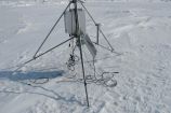 Messstation nach der Attacke Nach einer Woche sollen die Daten der meteorologischen Messstation ausgelesen werden. Leider war ein Eisbär schneller.
Im Rahmen der deutsch-russischen Kooperation in der Meeres- und Polarforschung fördert das Bundesministerium für Bildung und Forschung Forschungsprojekte, die sich mit den Auswirkungen des Klimawandels in der Arktis befassen. Dr. Heidemarie Kassens forscht seit vielen Jahren in der Arktis und wurde für Ihre herausragende wissenschaftliche Arbeit mit dem Bundesverdienstkreuz geehrt. Hamburg /St. Petersburg 2017