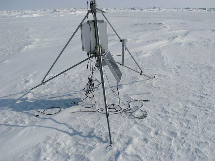Messstation nach der Attacke Nach einer Woche sollen die Daten der meteorologischen Messstation ausgelesen werden. Leider war ein Eisbär schneller.
Im Rahmen der deutsch-russischen Kooperation in der Meeres- und Polarforschung fördert das Bundesministerium für Bildung und Forschung Forschungsprojekte, die sich mit den Auswirkungen des Klimawandels in der Arktis befassen. Dr. Heidemarie Kassens forscht seit vielen Jahren in der Arktis und wurde für Ihre herausragende wissenschaftliche Arbeit mit dem Bundesverdienstkreuz geehrt. Hamburg /St. Petersburg 2017
