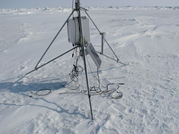 Nach einer Woche sollen die Daten der meteorologischen Messstation ausgelesen werden. Leider war ein Eisbär schneller.
Im Rahmen der deutsch-russischen Kooperation in der Meeres- und Polarforschung fördert das Bundesministerium für Bildung und Forschung Forschungsprojekte, die sich mit den Auswirkungen des Klimawandels in der Arktis befassen. Dr. Heidemarie Kassens forscht seit vielen Jahren in der Arktis und wurde für Ihre herausragende wissenschaftliche Arbeit mit dem Bundesverdienstkreuz geehrt. Hamburg /St. Petersburg 2017