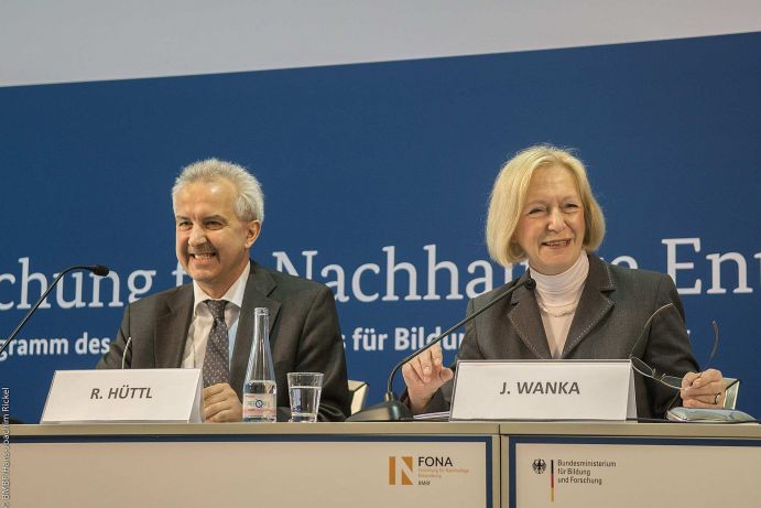 Bundesforschungsministerin Johanna Wanka stellt das neue Rahmenprogramm „Forschung für Nachhaltige Entwicklung“ (FONA3) der Öffentlichkeit vor. Am 21. April 2015 veröffentlichte Bundesministerin Johanna Wanka des neue FONA-Rahmenprogramm (FONA3) in Berlin. Die Präsentation fand im Rahmen der 5. Statuskonferenz der BMBF Fördermaßnahme "Technologien für Nachhaltigkeit und Klimaschutz - Chemische Prozesse und stoffliche Nutzung von CO2" statt.
Weitere Informationen zur Veröffentlichung des FONA-Rahmenprogramm finden Sie hier
Information zum FONA3-Rahmenprogramm erhalten Sie hier
