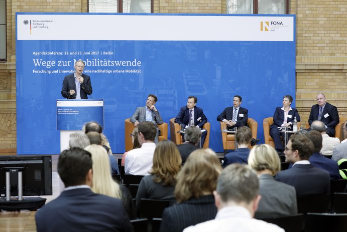 Session III: Weitere Agendaprozesse im Bereich Mobilität auf der Agendakonferenz "Wege zur Mobilitätswende" am 23. Juni 2017 in Berlin Mobilität und urbaner Verkehr befinden sich derzeit in einem dynamischen Wandel. In den Städten entstehen zum einen vielfältige neue Mobilitätsdienstleistungen und Verkehrsangebote, zum anderen verändern sich Mobilitätsmuster und Rahmenbedingungen der Mobilität. Dieser Wandel der Mobilitätswelt erfordert eine verstärkte Einbindung der Forschung, um diesen Wandel mit zu gestalten. Das Bundesministerium für Bildung und Forschung (BMBF) führt daher im Jahr 2017 einen Agendaprozess „Nachhaltige urbane Mobilität" durch. Dieser erfolgt unter Mitwirkung des Bundesministeriums für Verkehr und digitale Infrastruktur (BMVI).
Im Rahmen dieses Prozesses diskutierten 300 Expertinnen und Experten aus Wissenschaft, Wirtschaft, Politik und Zivilgesellschaft auf der "Agendakonferenz: Wege zur Mobilitätswende" über Forschungs- und Umsetzungsbedarfe für eine nachhaltige Entwicklung von Mobilität in Städten.