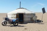 Projekt "Klimaschocks in der Mongolei": Eine traditionelle Jurte mit Solarstrom, Satellitenschüssel und Motorrad Das Projekt „Klimaschocks in der Mongolei“ untersucht die Auswirkungen von extremen Wetterereignissen aus der Mikroperspektive von Haushalten. Dazu erhebt das Projekt eine Längsschnitt-Haushaltsbefragung unter 1750 Familien in der westlichen Mongolei. Mit dem Forschungsschwerpunkt „Ökonomie des Klimawandels“ verfolgt das BMBF das Ziel, Kosten, Risiken und Chancen des Klimawandels besser abzuschätzen. Damit werden die Entscheidungsgrundlagen in Politik, Wirtschaft und Gesellschaft verbessert. Derzeit werden in 27 Projekten unterschiedliche Modelle entwickelt und Szenarien bewertet. Das Projekt wird in der aktuellen Ausgabe von Perspektive Erde "Neue Perspektiven für die Klimapolitik" vorgestellt.