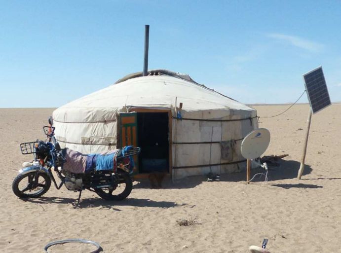 Projekt "Klimaschocks in der Mongolei": Eine traditionelle Jurte mit Solarstrom, Satellitenschüssel und Motorrad Das Projekt „Klimaschocks in der Mongolei“ untersucht die Auswirkungen von extremen Wetterereignissen aus der Mikroperspektive von Haushalten. Dazu erhebt das Projekt eine Längsschnitt-Haushaltsbefragung unter 1750 Familien in der westlichen Mongolei. Mit dem Forschungsschwerpunkt „Ökonomie des Klimawandels“ verfolgt das BMBF das Ziel, Kosten, Risiken und Chancen des Klimawandels besser abzuschätzen. Damit werden die Entscheidungsgrundlagen in Politik, Wirtschaft und Gesellschaft verbessert. Derzeit werden in 27 Projekten unterschiedliche Modelle entwickelt und Szenarien bewertet. Das Projekt wird in der aktuellen Ausgabe von Perspektive Erde "Neue Perspektiven für die Klimapolitik" vorgestellt.
