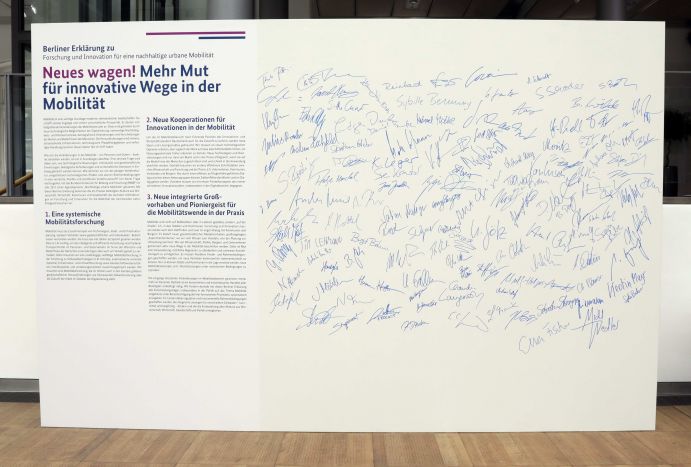 Die "Berliner Erklärung" stand im Zentrum der Agendakonferenz "Wege zur Mobilitätswende" am 22. und 23. Juni 2017 in Berlin Mobilität und urbaner Verkehr befinden sich derzeit in einem dynamischen Wandel. In den Städten entstehen zum einen vielfältige neue Mobilitätsdienstleistungen und Verkehrsangebote, zum anderen verändern sich Mobilitätsmuster und Rahmenbedingungen der Mobilität. Dieser Wandel der Mobilitätswelt erfordert eine verstärkte Einbindung der Forschung, um diesen Wandel mit zu gestalten. Das Bundesministerium für Bildung und Forschung (BMBF) führt daher im Jahr 2017 einen Agendaprozess „Nachhaltige urbane Mobilität" durch. Dieser erfolgt unter Mitwirkung des Bundesministeriums für Verkehr und digitale Infrastruktur (BMVI).
Im Rahmen dieses Prozesses diskutierten 300 Expertinnen und Experten aus Wissenschaft, Wirtschaft, Politik und Zivilgesellschaft auf der "Agendakonferenz: Wege zur Mobilitätswende" über Forschungs- und Umsetzungsbedarfe für eine nachhaltige Entwicklung von Mobilität in Städten.