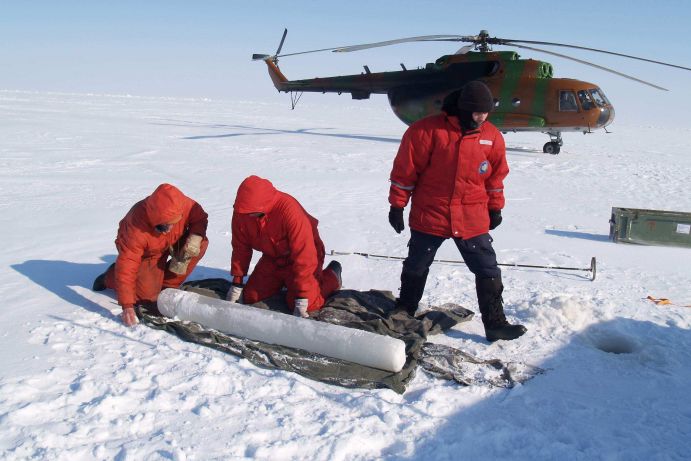 Wissenschaftler untersuchen einen Eisbohrkern Deutsche und russische Polarforscher untersuchen gemeinsam, wie sich die sibirische Arktis verändert und wie sich diese Änderungen auf die Ozeanströmungen und auf das Treibeis auswirken. Eisbohrkerne geben Aufschluss über die Zusammensetzung des Eis.
Im Rahmen der deutsch-russischen Kooperation in der Meeres- und Polarforschung fördert das Bundesministerium für Bildung und Forschung Forschungsprojekte, die sich mit den Auswirkungen des Klimawandels in der Arktis befassen. Dr. Heidemarie Kassens forscht seit vielen Jahren in der Arktis und wurde für Ihre herausragende wissenschaftliche Arbeit mit dem Bundesverdienstkreuz geehrt. Hamburg /St. Petersburg 2017