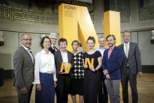 Pressefoto: (v.r.n.l.) Florian Frank, Bundesministerium für Bildung und Forschung, Jakob Schweizer, Max-Planck-Institut Magdeburg, Alexander Bassen, Universität Hamburg, Jana Holz, netzwerk n e.V., Barbara Conradt, Ludwig-Maximilians-Universität, Elisabeth Ewen, Fraunhofer Gesellschaft, Markus Voigt, Ludwig-Maximilians-Universität, Brigitte Göbbels-Dreyling, Hochschulrektorenkonferenz, Peter Burauel, Forschungszentrum Jülich GmbH