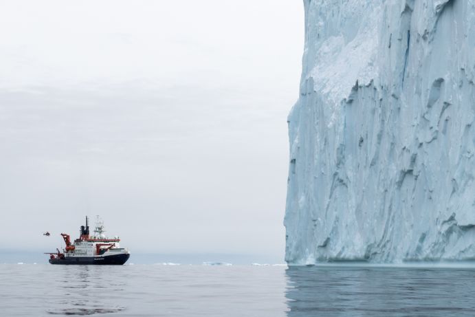 Polarstern nahe eines Eisbergs in der Pine Island Bucht.