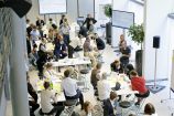Workshop I im Rahmen der Agendakonferenz "Wege zur Mobilitätswende" am 22. und 23. Juni 2017 in Berlin. Mobilität und urbaner Verkehr befinden sich derzeit in einem dynamischen Wandel. In den Städten entstehen zum einen vielfältige neue Mobilitätsdienstleistungen und Verkehrsangebote, zum anderen verändern sich Mobilitätsmuster und Rahmenbedingungen der Mobilität. Dieser Wandel der Mobilitätswelt erfordert eine verstärkte Einbindung der Forschung, um diesen Wandel mit zu gestalten. Das Bundesministerium für Bildung und Forschung (BMBF) führt daher im Jahr 2017 einen Agendaprozess „Nachhaltige urbane Mobilität" durch. Dieser erfolgt unter Mitwirkung des Bundesministeriums für Verkehr und digitale Infrastruktur (BMVI).
Im Rahmen dieses Prozesses diskutierten 300 Expertinnen und Experten aus Wissenschaft, Wirtschaft, Politik und Zivilgesellschaft auf der "Agendakonferenz: Wege zur Mobilitätswende" über Forschungs- und Umsetzungsbedarfe für eine nachhaltige Entwicklung von Mobilität in Städten.