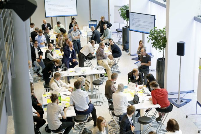 Workshop I im Rahmen der Agendakonferenz "Wege zur Mobilitätswende" am 22. und 23. Juni 2017 in Berlin. Mobilität und urbaner Verkehr befinden sich derzeit in einem dynamischen Wandel. In den Städten entstehen zum einen vielfältige neue Mobilitätsdienstleistungen und Verkehrsangebote, zum anderen verändern sich Mobilitätsmuster und Rahmenbedingungen der Mobilität. Dieser Wandel der Mobilitätswelt erfordert eine verstärkte Einbindung der Forschung, um diesen Wandel mit zu gestalten. Das Bundesministerium für Bildung und Forschung (BMBF) führt daher im Jahr 2017 einen Agendaprozess „Nachhaltige urbane Mobilität" durch. Dieser erfolgt unter Mitwirkung des Bundesministeriums für Verkehr und digitale Infrastruktur (BMVI).
Im Rahmen dieses Prozesses diskutierten 300 Expertinnen und Experten aus Wissenschaft, Wirtschaft, Politik und Zivilgesellschaft auf der "Agendakonferenz: Wege zur Mobilitätswende" über Forschungs- und Umsetzungsbedarfe für eine nachhaltige Entwicklung von Mobilität in Städten.