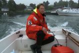 Prof. Dr. Ulf Riebesell steuert ein Motorboot durch die Fjorde vor Bergen.