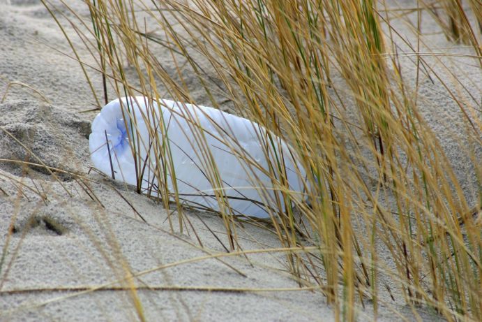 Plastikmüll, angeschwemmt am Sylter Weststrand nach einer stürmischen Nacht.