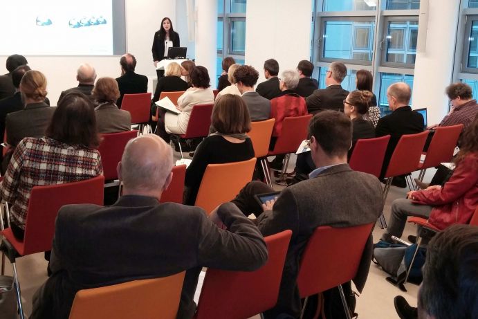 Dialog mit dem Fachbeirat im Projekt LeNa. Das Foto zeigt einen Ausschnitt aus dem ersten Dialog mit dem Fachbeirat innerhalb des Projekts Leitfaden Nachhaltigkeitsmanagement (LeNa). Dialogveranstaltungen sind methodischer Bestandteil bei der Erarbeitung eines gemeinsamen Verständnisses zur Nachhaltigen Entwicklung in außeruniversitären Forschungseinrichtungen. In dem Verbundprojekt LeNa kooperieren Wissenschaftlerinnen und Wissenschaftler sowie Fachleute aus Management und Verwaltung der Fraunhofer-Gesellschaft, der Helmholtz-Gemeinschaft und der Leibniz-Gemeinschaft. FONA-SISI; Berlin, 2014