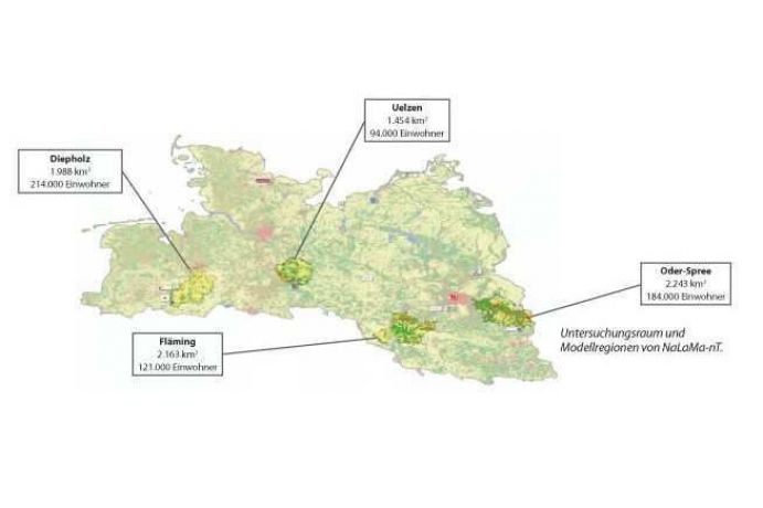 Untersuchungsraum und Modellregionen von NaLaMa-nT Vor dem Hintergrund der sich ändernden ökologischen, ökonomischen und gesellschaftlichen Rahmenbedingungen werden in dem Verbundprojekt Wissens- und Entscheidungsgrundlagen für ein innovatives, nachhaltiges Landmanagement in der Großlandschaft des Norddeutschen Tieflandes erarbeitet. Hierzu ist vorgesehen, im Rahmen eines geschachtelten Ansatzes für vier Modellregionen Zustände und Wirkungsgefüge zu analysieren, Entwicklungen abzuschätzen, inter- und transdisziplinär Anpassungsstrategien abzuleiten und deren Auswirkungen an transsektoralen Indikatoren zu messen.