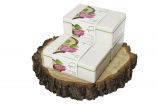 TECNARO: Aufbewahrungsboxen Aufbewahrungsboxen mit Gehäuse aus flüssigem Holz. Der Vorteil: Der Bio-Kunststoff ARBOFORM® besteht zu hundert Prozent aus nachwachsenden Rohstoffen und ist daher erdölunabhängig. Forscher des Fraunhofer-Instituts für Chemische Technologie ICT in Pfinztal und der Fraunhofer-Ausgründung TECNARO GmbH haben den Werkstoff entwickelt.Das neuartige thermoplastische Vulkanisat auf Basis nachwachsender Rohstoffe wurde im Rahmen einer Session zur Stärkung der Ressourceneffizienz in KMUs auf dem 10. BMBF-Forum für Nachhaltigkeit vorgestellt. Es ist eines von fünf Erfolgsbeispielen der FONA-Projektförderung im Bereich der Rohstoffeffizienz. Rohstoffe intelligenter und effizienter durch neue Technologien zu nutzen ist ein elementarer Beitrag zur nachhaltigen Sicherung der wirtschaftlichen Grundlagen des Hightech-Standortes Deutschland. Deshalb setzt die Bundesregierung mit der Nachhaltigkeitsstrategie das Ziel, die Rohstoffproduktivität Deutschlands bis zum Jahre 2020 gegenüber 1994 zu verdoppeln.
http://www.fona.de/de/16587