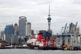 Das Forschungsschiff "SONNE" vor der Skyline von Auckland, Neuseeland