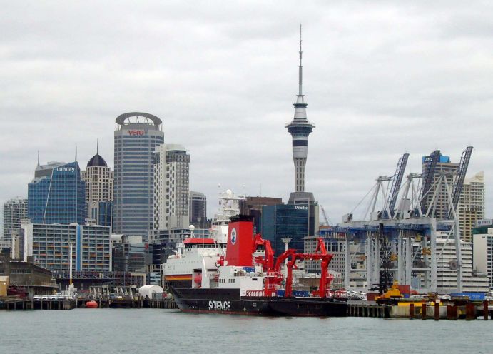 The research vessel "SONNE" in front of the skyline of Auckland