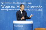 Dr. Georg Schütte (Staatssekretär im BMBF) auf der Agendakonferenz "Wege zur Mobilitätswende" am 22. und 23. Juni 2017 in Berlin Mobilität und urbaner Verkehr befinden sich derzeit in einem dynamischen Wandel. In den Städten entstehen zum einen vielfältige neue Mobilitätsdienstleistungen und Verkehrsangebote, zum anderen verändern sich Mobilitätsmuster und Rahmenbedingungen der Mobilität. Dieser Wandel der Mobilitätswelt erfordert eine verstärkte Einbindung der Forschung, um diesen Wandel mit zu gestalten. Das Bundesministerium für Bildung und Forschung (BMBF) führt daher im Jahr 2017 einen Agendaprozess „Nachhaltige urbane Mobilität" durch. Dieser erfolgt unter Mitwirkung des Bundesministeriums für Verkehr und digitale Infrastruktur (BMVI).
Im Rahmen dieses Prozesses diskutierten 300 Expertinnen und Experten aus Wissenschaft, Wirtschaft, Politik und Zivilgesellschaft auf der "Agendakonferenz: Wege zur Mobilitätswende" über Forschungs- und Umsetzungsbedarfe für eine nachhaltige Entwicklung von Mobilität in Städten.