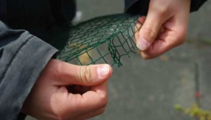 Wildbienenhotels - Tipps zum Selberbauen: Bauanleitung Schritt 7 von 8 Bildbeschreibung: Biegen Sie nun aus Maschendraht eine Art Deckel den man im nächsten Schritt über den Gasstein legt.
Im Rahmen des vom Bundesministerium für Bildung und Forschung
geförderten "Wissenschaftsjahrs 2012  – Zukunftsprojekt Erde" fand des
Wildbienenprojekt "Erst bauen, dann schauen" statt. Von Mai bis Ende
August konnten Fotos von selbstgebauten Nistplätzen für Wildbienen für
den Wettbewerb
zum originellste Wildbienenhotel eingesendet werden.
FONA war inhaltlicher Kooperationspartner des Wissenschaftsjahrs 2012.