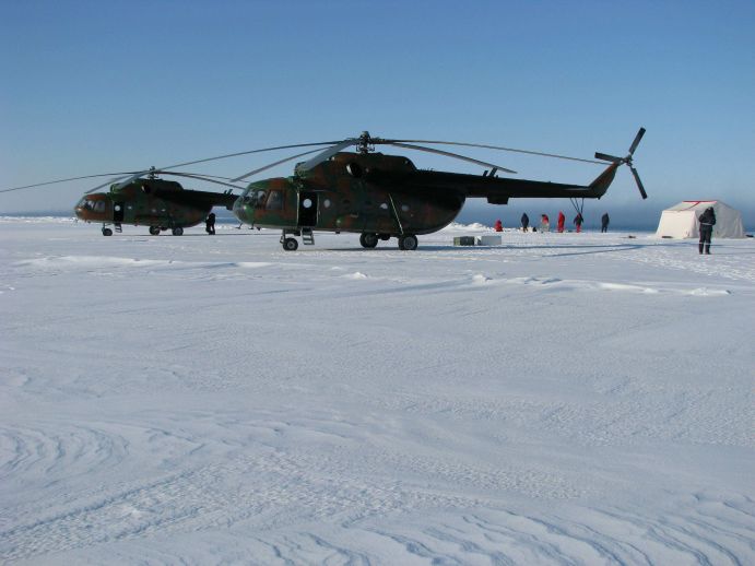 Station in der zentralen Laptewsee Station in der zentralen Laptewsee am Festeisrand ca. 300 km nördlich des Flughafens in Tiksi. Hier untersuchen deutsche und russische Polarforscher gemeinsam, wie sich der Klimawandel auf das Umweltsystem in der Arktis auswirkt.
Im Rahmen der deutsch-russischen Kooperation in der Meeres- und Polarforschung fördert das Bundesministerium für Bildung und Forschung Forschungsprojekte, die sich mit den Auswirkungen des Klimawandels in der Arktis befassen. Dr. Heidemarie Kassens forscht seit vielen Jahren in der Arktis und wurde für Ihre herausragende wissenschaftliche Arbeit mit dem Bundesverdienstkreuz geehrt. Hamburg /St. Petersburg 2017