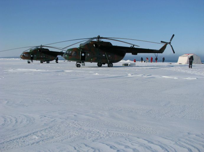 Station in der zentralen Laptewsee am Festeisrand ca. 300 km nördlich des Flughafens in Tiksi. Hier untersuchen deutsche und russische Polarforscher gemeinsam, wie sich der Klimawandel auf das Umweltsystem in der Arktis auswirkt.
Im Rahmen der deutsch-russischen Kooperation in der Meeres- und Polarforschung fördert das Bundesministerium für Bildung und Forschung Forschungsprojekte, die sich mit den Auswirkungen des Klimawandels in der Arktis befassen. Dr. Heidemarie Kassens forscht seit vielen Jahren in der Arktis und wurde für Ihre herausragende wissenschaftliche Arbeit mit dem Bundesverdienstkreuz geehrt. Hamburg /St. Petersburg 2017