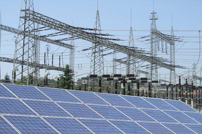 Forscherinnen und Forscher des Fraunhofer ISE und der Technischen Universität Athen haben im Projekt »RES-DEGREE« untersucht, wie die europäischen Klimaschutzziele erreicht werden können und welche Auswirkungen dies auf den Anteil erneuerbarer Energien am europäischen Strommarkt und den Stromaustausch zwischen den Ländern hat. Forscherinnen und Forscher des Fraunhofer ISE und der Technischen Universität Athen haben im Projekt »RES-DEGREE« untersucht, wie die europäischen Klimaschutzziele erreicht werden können und welche Auswirkungen dies auf den Anteil erneuerbarer Energien am europäischen Strommarkt und den Stromaustausch zwischen den Ländern hat.