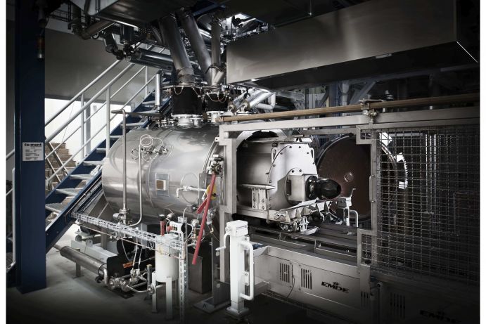 Celitement: Herstellung des Zwischenproduktes im Autoklavenprozess Seit Mitte 2011 forscht die Celitement GmbH auf dem Gelände des KIT Campus Nord in ihrer eigenen Pilotanlage an der Entwicklung eines neuartigen Bindemittels. Dieser neue Zement namens Celitement® basiert auf bisher unbekannten, hydraulisch reaktiven Calciumhydrosilikaten und ist in Bezug auf Anwendungen und Eigenschaften mit herkömmlichem Portlandzement vergleichbar. Hergestellt wird das wichtigste Zwischenprodukt dabei nicht wie bisher in einem Drehrohrofen sondern bei wesentlich geringeren Temperaturen in einem Autoklavenprozess. Im Verbundprojekt „Celitement“ wird ein umweltfreundlicher Zement entwickelt, mit dem sich die Ressourceneffizienz bei der Zementherstellung erhöhen lässt. Celitement wird durch die Fördermaßnahme "Innovative Technologien für Ressourceneffizienz - Rohstoffintensive Produktionsprozesse (r²)" innerhalb des BMBF-Rahmenprogramms "Forschung für Nachhaltige Entwicklungen - FONA" gefördert. Weitere Informationen zu Celitement® erhalten Sie hier: www.celitement.de.
