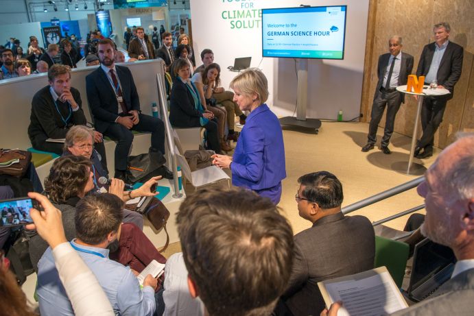 Fragen aus dem Plenum an Prof. Mojib Latif (GEOMAR) und Dr. Elmar Kriegler (PIK) bei der German Science Hour zu „Climate of the past - climate of the future" auf dem Deutschen Pavillon (COP 23, Bonn)