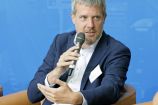 Dieter Janecek (MdB, Fraktion Bündnis 90 / Die Grünen) auf der Agendakonferenz "Wege zur Mobilitätswende" am 22. und 23. Juni 2017 in Berlin Mobilität und urbaner Verkehr befinden sich derzeit in einem dynamischen Wandel. In den Städten entstehen zum einen vielfältige neue Mobilitätsdienstleistungen und Verkehrsangebote, zum anderen verändern sich Mobilitätsmuster und Rahmenbedingungen der Mobilität. Dieser Wandel der Mobilitätswelt erfordert eine verstärkte Einbindung der Forschung, um diesen Wandel mit zu gestalten. Das Bundesministerium für Bildung und Forschung (BMBF) führt daher im Jahr 2017 einen Agendaprozess „Nachhaltige urbane Mobilität" durch. Dieser erfolgt unter Mitwirkung des Bundesministeriums für Verkehr und digitale Infrastruktur (BMVI).
Im Rahmen dieses Prozesses diskutierten 300 Expertinnen und Experten aus Wissenschaft, Wirtschaft, Politik und Zivilgesellschaft auf der "Agendakonferenz: Wege zur Mobilitätswende" über Forschungs- und Umsetzungsbedarfe für eine nachhaltige Entwicklung von Mobilität in Städten.
