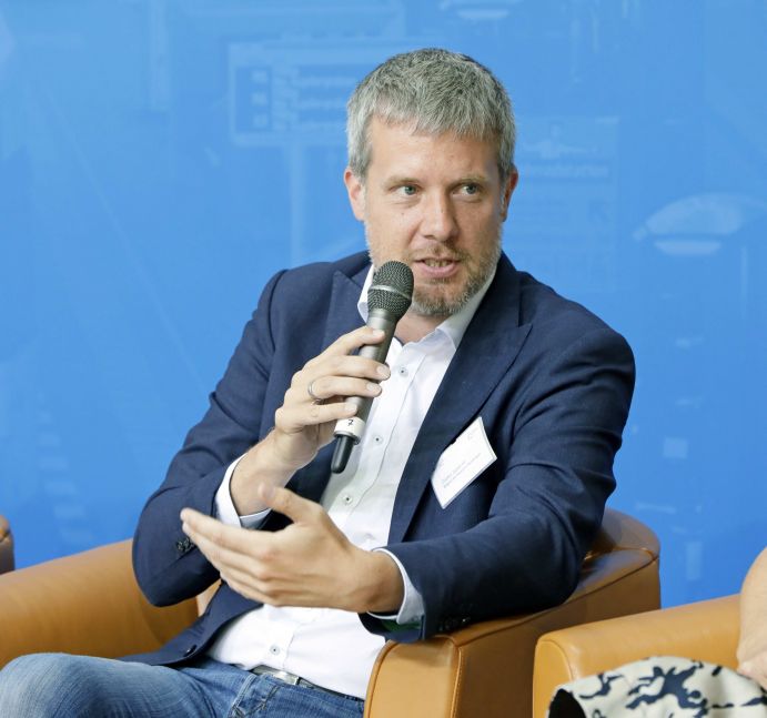 Dieter Janecek (MdB, Fraktion Bündnis 90 / Die Grünen) auf der Agendakonferenz "Wege zur Mobilitätswende" am 22. und 23. Juni 2017 in Berlin Mobilität und urbaner Verkehr befinden sich derzeit in einem dynamischen Wandel. In den Städten entstehen zum einen vielfältige neue Mobilitätsdienstleistungen und Verkehrsangebote, zum anderen verändern sich Mobilitätsmuster und Rahmenbedingungen der Mobilität. Dieser Wandel der Mobilitätswelt erfordert eine verstärkte Einbindung der Forschung, um diesen Wandel mit zu gestalten. Das Bundesministerium für Bildung und Forschung (BMBF) führt daher im Jahr 2017 einen Agendaprozess „Nachhaltige urbane Mobilität" durch. Dieser erfolgt unter Mitwirkung des Bundesministeriums für Verkehr und digitale Infrastruktur (BMVI).
Im Rahmen dieses Prozesses diskutierten 300 Expertinnen und Experten aus Wissenschaft, Wirtschaft, Politik und Zivilgesellschaft auf der "Agendakonferenz: Wege zur Mobilitätswende" über Forschungs- und Umsetzungsbedarfe für eine nachhaltige Entwicklung von Mobilität in Städten.