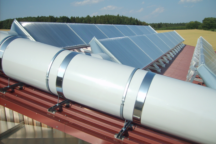 Luftkollektor mit Rohr und Solarzellen auf dem Dach einer Lagerhalle (Firma Nordluft Wärme- und Lüftungstechnik GmbH & Co. KG)