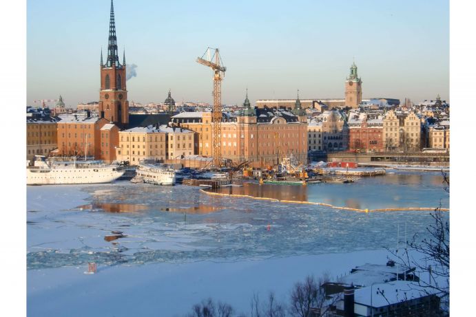 Trinkwasserversorgung und Hochwasserschutz, Umbau der Schleuse „Slussen“Der Klimawandel und städtebauliche Maßnahmen, wie zum Beispiel Flussbegradigungen, können zu einem erhöhten Schadensrisiko durch Hochwasser und ähnlichem führen. Das Hauptziel des Forschungsvorhabens ist es, zum Umgang mit potenziellen und tatsächlichen Auswirkungen des Klimawandels integrative raumplanerische Strategien für die gemeinwohlorientierte Entwicklung von Stadtregionen in Küstenzonen zu entwerfen und erste Prozesse in der Partnerregion in Gang zu setzen.plan B:altic wird im Rahmen der Nachwuchsförderung des Förderschwerpunkts Sozial-ökologische Forschung (SÖF) gefördert. Ziele sind die Verbesserung der Qualifizierungsmöglichkeiten junger Forschender mit fachübergreifenden Forschungsperspektiven, die Initiierung von Nachwuchsgruppen an Hochschulen und außeruniversitären Einrichtungen, sowie die Qualifizierung jüngerer Wissenschaftlerinnen und Wissenschaftler für die eigenverantwortliche Leitung von inter- und transdisziplinär arbeitenden Forschergruppen an den Schnittstellen von Umwelt-, Natur- und Geisteswissenschaften.
 http://www.fona.de/soef/planbaltic