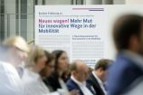 Die "Berliner Erklärung" wurde von vielen Teilnehmern und Teilnehmerinnen der Agendakonferenz "Wege zur Mobilitätswende" unterschrieben Mobilität und urbaner Verkehr befinden sich derzeit in einem dynamischen Wandel. In den Städten entstehen zum einen vielfältige neue Mobilitätsdienstleistungen und Verkehrsangebote, zum anderen verändern sich Mobilitätsmuster und Rahmenbedingungen der Mobilität. Dieser Wandel der Mobilitätswelt erfordert eine verstärkte Einbindung der Forschung, um diesen Wandel mit zu gestalten. Das Bundesministerium für Bildung und Forschung (BMBF) führt daher im Jahr 2017 einen Agendaprozess „Nachhaltige urbane Mobilität" durch. Dieser erfolgt unter Mitwirkung des Bundesministeriums für Verkehr und digitale Infrastruktur (BMVI).
Im Rahmen dieses Prozesses diskutierten 300 Expertinnen und Experten aus Wissenschaft, Wirtschaft, Politik und Zivilgesellschaft auf der "Agendakonferenz: Wege zur Mobilitätswende" über Forschungs- und Umsetzungsbedarfe für eine nachhaltige Entwicklung von Mobilität in Städten.