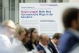 Mobilität und urbaner Verkehr befinden sich derzeit in einem dynamischen Wandel. In den Städten entstehen zum einen vielfältige neue Mobilitätsdienstleistungen und Verkehrsangebote, zum anderen verändern sich Mobilitätsmuster und Rahmenbedingungen der Mobilität. Dieser Wandel der Mobilitätswelt erfordert eine verstärkte Einbindung der Forschung, um diesen Wandel mit zu gestalten. Das Bundesministerium für Bildung und Forschung (BMBF) führt daher im Jahr 2017 einen Agendaprozess „Nachhaltige urbane Mobilität" durch. Dieser erfolgt unter Mitwirkung des Bundesministeriums für Verkehr und digitale Infrastruktur (BMVI).
Im Rahmen dieses Prozesses diskutierten 300 Expertinnen und Experten aus Wissenschaft, Wirtschaft, Politik und Zivilgesellschaft auf der "Agendakonferenz: Wege zur Mobilitätswende" über Forschungs- und Umsetzungsbedarfe für eine nachhaltige Entwicklung von Mobilität in Städten.