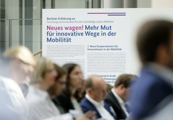Die "Berliner Erklärung" wurde von vielen Teilnehmern und Teilnehmerinnen der Agendakonferenz "Wege zur Mobilitätswende" unterschrieben Mobilität und urbaner Verkehr befinden sich derzeit in einem dynamischen Wandel. In den Städten entstehen zum einen vielfältige neue Mobilitätsdienstleistungen und Verkehrsangebote, zum anderen verändern sich Mobilitätsmuster und Rahmenbedingungen der Mobilität. Dieser Wandel der Mobilitätswelt erfordert eine verstärkte Einbindung der Forschung, um diesen Wandel mit zu gestalten. Das Bundesministerium für Bildung und Forschung (BMBF) führt daher im Jahr 2017 einen Agendaprozess „Nachhaltige urbane Mobilität" durch. Dieser erfolgt unter Mitwirkung des Bundesministeriums für Verkehr und digitale Infrastruktur (BMVI).
Im Rahmen dieses Prozesses diskutierten 300 Expertinnen und Experten aus Wissenschaft, Wirtschaft, Politik und Zivilgesellschaft auf der "Agendakonferenz: Wege zur Mobilitätswende" über Forschungs- und Umsetzungsbedarfe für eine nachhaltige Entwicklung von Mobilität in Städten.