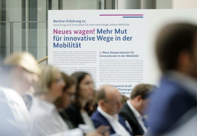 Mobilität und urbaner Verkehr befinden sich derzeit in einem dynamischen Wandel. In den Städten entstehen zum einen vielfältige neue Mobilitätsdienstleistungen und Verkehrsangebote, zum anderen verändern sich Mobilitätsmuster und Rahmenbedingungen der Mobilität. Dieser Wandel der Mobilitätswelt erfordert eine verstärkte Einbindung der Forschung, um diesen Wandel mit zu gestalten. Das Bundesministerium für Bildung und Forschung (BMBF) führt daher im Jahr 2017 einen Agendaprozess „Nachhaltige urbane Mobilität" durch. Dieser erfolgt unter Mitwirkung des Bundesministeriums für Verkehr und digitale Infrastruktur (BMVI).
Im Rahmen dieses Prozesses diskutierten 300 Expertinnen und Experten aus Wissenschaft, Wirtschaft, Politik und Zivilgesellschaft auf der "Agendakonferenz: Wege zur Mobilitätswende" über Forschungs- und Umsetzungsbedarfe für eine nachhaltige Entwicklung von Mobilität in Städten.