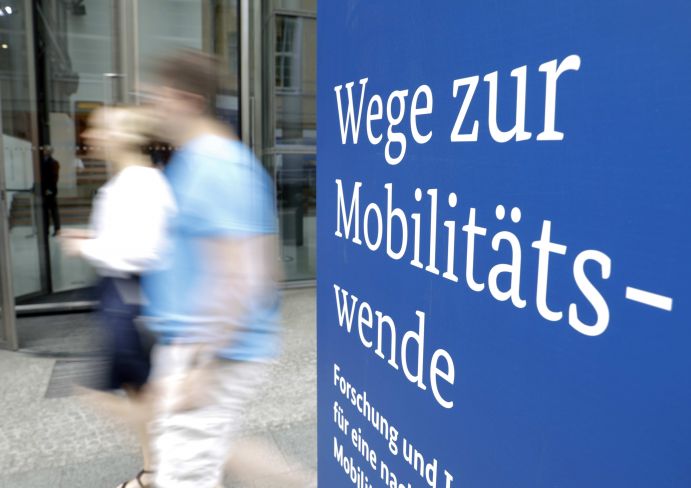 Konferenzschild "Wege zur Mobilitätswende" am 22. und 23. Juni 2017 in Berlin Mobilität und urbaner Verkehr befinden sich derzeit in einem dynamischen Wandel. In den Städten entstehen zum einen vielfältige neue Mobilitätsdienstleistungen und Verkehrsangebote, zum anderen verändern sich Mobilitätsmuster und Rahmenbedingungen der Mobilität. Dieser Wandel der Mobilitätswelt erfordert eine verstärkte Einbindung der Forschung, um diesen Wandel mit zu gestalten. Das Bundesministerium für Bildung und Forschung (BMBF) führt daher im Jahr 2017 einen Agendaprozess „Nachhaltige urbane Mobilität" durch. Dieser erfolgt unter Mitwirkung des Bundesministeriums für Verkehr und digitale Infrastruktur (BMVI).
Im Rahmen dieses Prozesses diskutierten 300 Expertinnen und Experten aus Wissenschaft, Wirtschaft, Politik und Zivilgesellschaft auf der "Agendakonferenz: Wege zur Mobilitätswende" über Forschungs- und Umsetzungsbedarfe für eine nachhaltige Entwicklung von Mobilität in Städten.