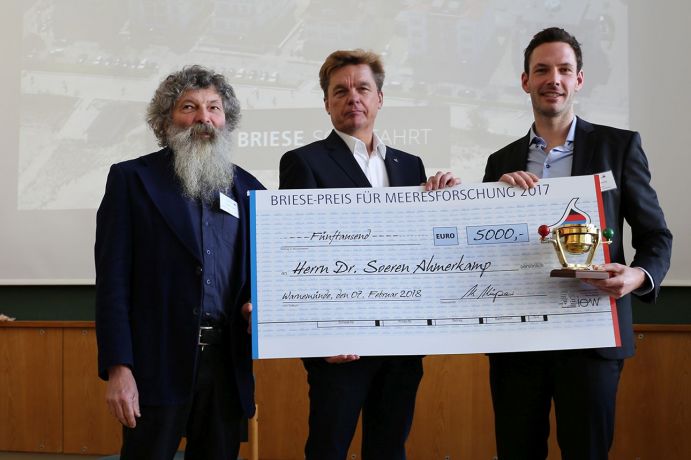 Der BRIESE-Preis für Meeresforschung 2017 wurde an den Biogeochemiker Soeren Ahmerkamp (r.) verliehen. Kapitän Klaus Küper (m.) von der BRIESE-Reederei, IOW-Direktor Ulrich Bathmann (l.)