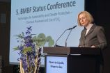 Die Bundesforschungsministerin Johanna Wanka eröffnet die Abschlusskonferenz der BMBF Fördermaßnahme "Technologien für Nachhaltigkeit und Klimaschutz - Chemische Prozesse und Stoffliche Nutzung von CO2". Am 21. und 22. April 2015 fand die 5. und abschließende Statuskonferenz der BMBF Fördermaßnahme "Technologien für Nachhaltigkeit und Klimaschutz - Chemische Prozesse und stoffliche Nutzung von CO2" in Berlin statt. Die Konferenz wurde am 21. April durch Bundesministerin Johanna Wanka eröffnet.
Weitere Informationen zur Fördermaßnahme erhalten Sie hier: http://chemieundco2.de/index.php
Im Rahmen der Veranstaltung veröffentlichte Bundesministerin Johanna Wanka des neue FONA-Rahmenprogramm (FONA3). Weitere Informationen erhalten Sie hier.
