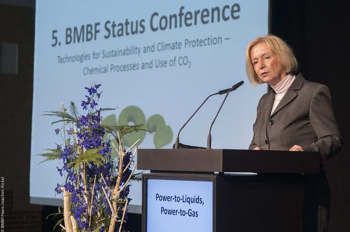 Die Bundesforschungsministerin Johanna Wanka eröffnet die Abschlusskonferenz der BMBF Fördermaßnahme "Technologien für Nachhaltigkeit und Klimaschutz - Chemische Prozesse und Stoffliche Nutzung von CO2". Am 21. und 22. April 2015 fand die 5. und abschließende Statuskonferenz der BMBF Fördermaßnahme "Technologien für Nachhaltigkeit und Klimaschutz - Chemische Prozesse und stoffliche Nutzung von CO2" in Berlin statt. Die Konferenz wurde am 21. April durch Bundesministerin Johanna Wanka eröffnet.
Weitere Informationen zur Fördermaßnahme erhalten Sie hier: http://chemieundco2.de/index.php
Im Rahmen der Veranstaltung veröffentlichte Bundesministerin Johanna Wanka des neue FONA-Rahmenprogramm (FONA3). Weitere Informationen erhalten Sie hier.
