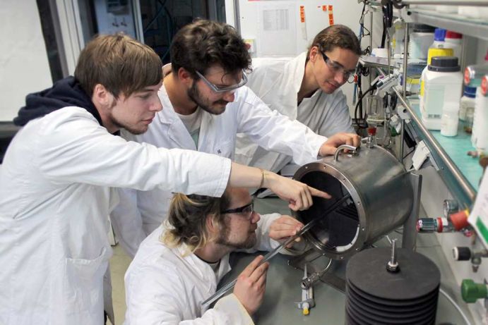 Mikroben verwandeln elektrische Energie und CO2 in Bio-Kunststoff: Prof. Geschers Forschungsteam vom KIT. Mikroben verwandeln elektrische Energie und CO2 in Bio-Kunststoff: Prof. Geschers Forschungsteam vom KIT.