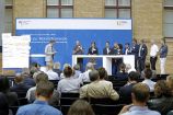 Vorstellung der Ergebnisse der Workshops auf der Agendakonferenz "Wege zur Mobilitätswende" am 22. und 23. Juni 2017 in Berlin Mobilität und urbaner Verkehr befinden sich derzeit in einem dynamischen Wandel. In den Städten entstehen zum einen vielfältige neue Mobilitätsdienstleistungen und Verkehrsangebote, zum anderen verändern sich Mobilitätsmuster und Rahmenbedingungen der Mobilität. Dieser Wandel der Mobilitätswelt erfordert eine verstärkte Einbindung der Forschung, um diesen Wandel mit zu gestalten. Das Bundesministerium für Bildung und Forschung (BMBF) führt daher im Jahr 2017 einen Agendaprozess „Nachhaltige urbane Mobilität" durch. Dieser erfolgt unter Mitwirkung des Bundesministeriums für Verkehr und digitale Infrastruktur (BMVI).
Im Rahmen dieses Prozesses diskutierten 300 Expertinnen und Experten aus Wissenschaft, Wirtschaft, Politik und Zivilgesellschaft auf der "Agendakonferenz: Wege zur Mobilitätswende" über Forschungs- und Umsetzungsbedarfe für eine nachhaltige Entwicklung von Mobilität in Städten.