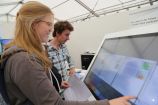 Testen des erlangten Wissens bei einem Quiz Das Forschungsschiff SONNE ist eines der modernsten Forschungsschiffe der Welt. Hintergrundinformationen und Videos zu den einzelnen Expeditionen informierten über Leben und Arbeit an Bord des Hightech-Schiffs. Das Gelernte konnten die Besucherinnen und Besucher in einem Quiz gleich unter Beweis stellen und so einen USB-Stick mit eingraviertem Forschungsschiff gewinnen.