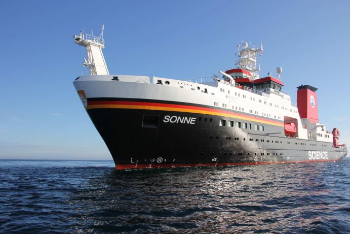 Das Forschungsschiff SONNE startet am 16. August zu einer Expedition in den Kurilen-Kamtschatka-Graben - eine Tiefseerinne im nordwestlichen Teil des Pazifischen Ozeans. Das Forschungsschiff SONNE startet am 16. August zu einer Expedition in den Kurilen-Kamtschatka-Graben - eine Tiefseerinne im nordwestlichen Teil des Pazifischen Ozeans.